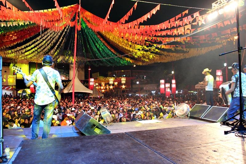 Thúlio Milionário, o 'cantor beijoqueiro', contagia o público no 31º Arraiá do Água Fria