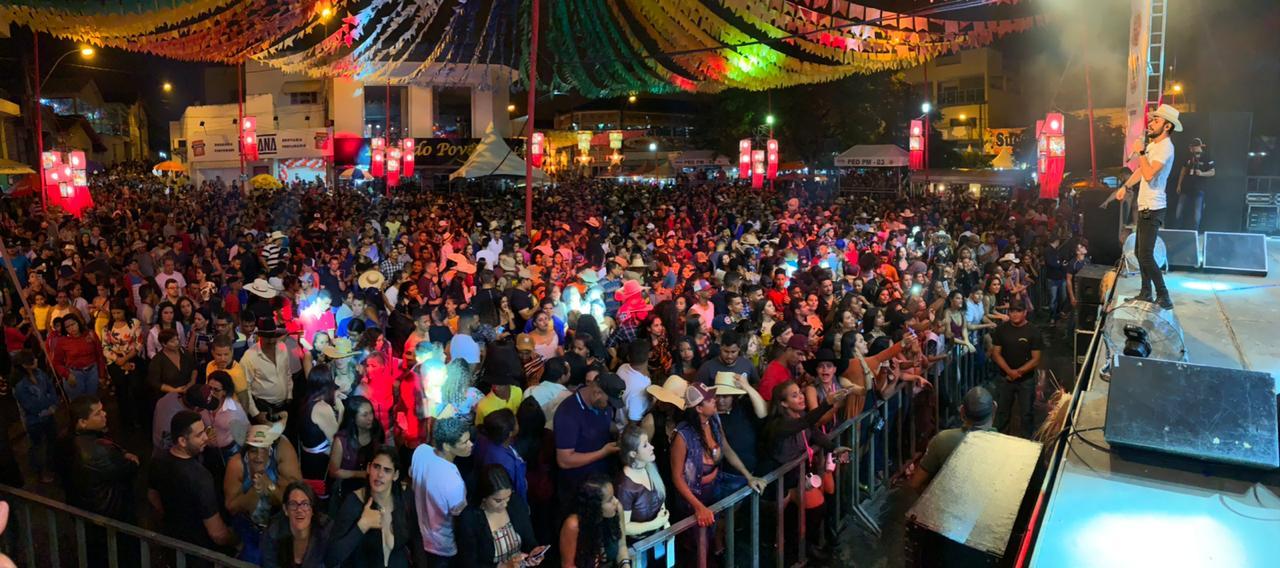 Thúlio Milionário, o 'cantor beijoqueiro', contagia o público no 31º Arraiá do Água Fria