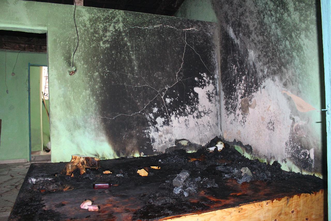 Incêndio atinge residência em Medeiros Neto e causa prejuízo; moradora precisa de ajuda