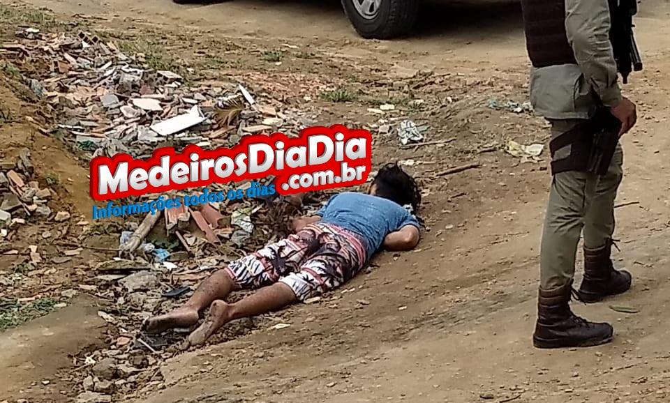 Onda de crimes: Cleisinho é morto a tiros por motoqueiro atirador, em Medeiros Neto.