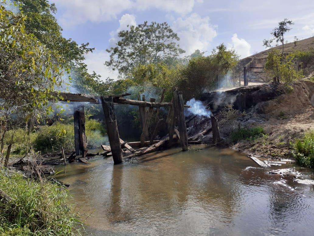 Revoltados com descaso, moradores ateiam fogo em ponte na área rural entre Itanhém e Bertópolis