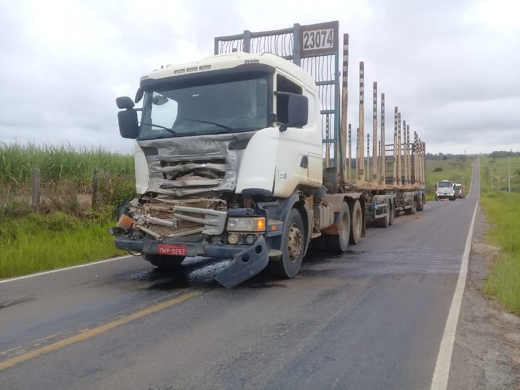 Lajedão: dois veículos colidem na BA-695; motoristas foram socorridos 