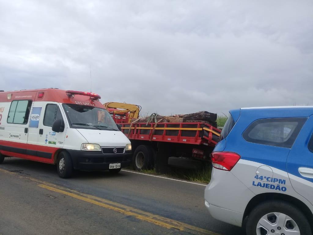 Lajedão: dois veículos colidem na BA-695; motoristas foram socorridos 