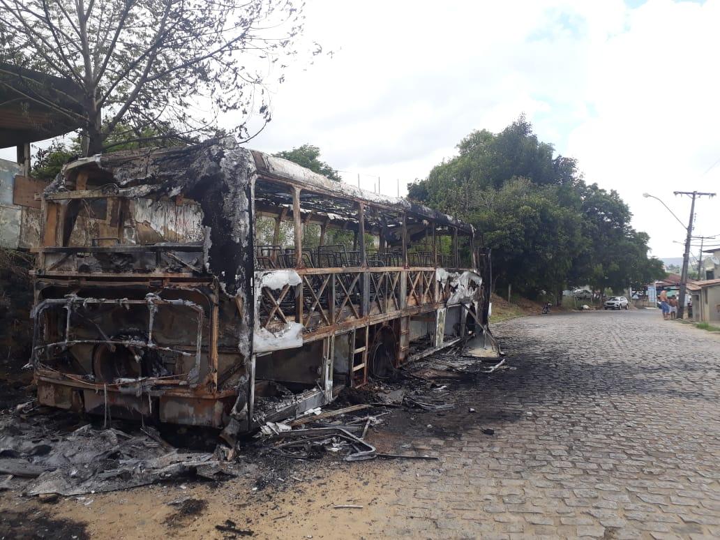 Vídeo: ônibus é incendiado em Itamaraju