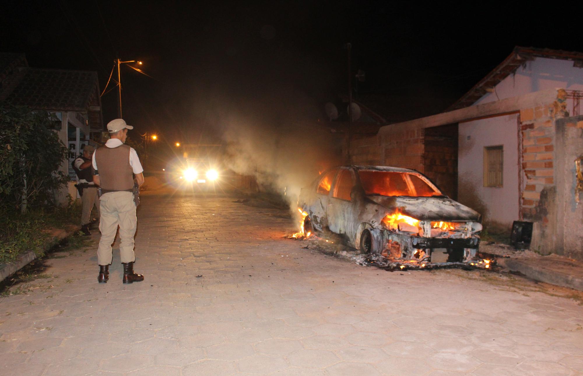 Veículo é incendiado em Medeiros Neto durante a madrugada