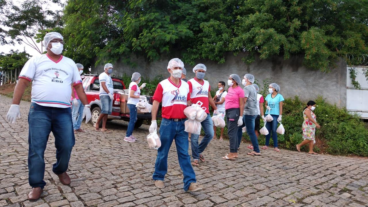 Em ação social, igreja Metodista Wesleyana do bairro Monte Santo distribui 3.000 pães em Itanhém
