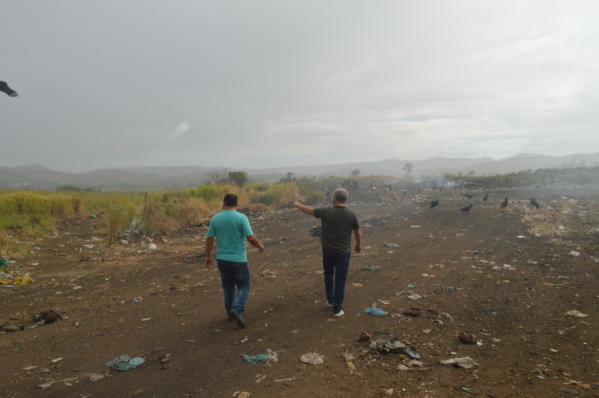 Prefeito visita lixão de Itanhém e avalia planejamento de aterro sanitário