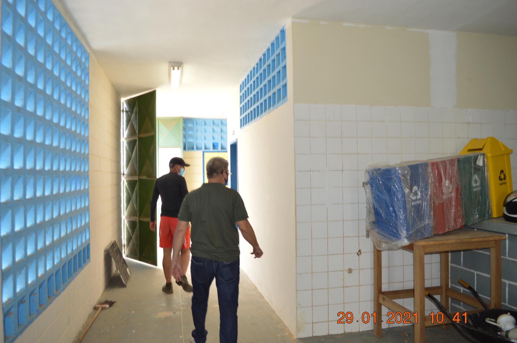 Prefeito visita obras de reforma e limpeza do Ginásio de Esportes de Itanhém 