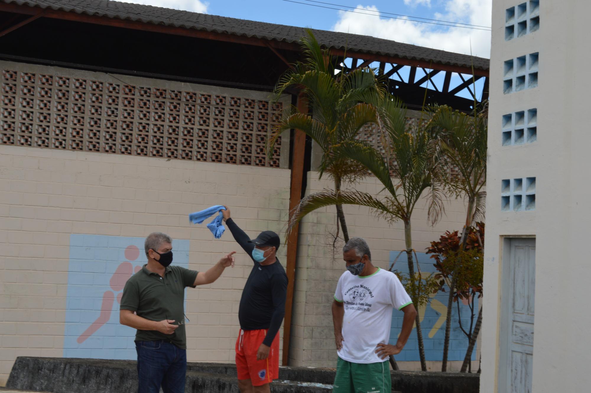 Prefeito visita obras de reforma e limpeza do Ginásio de Esportes de Itanhém 