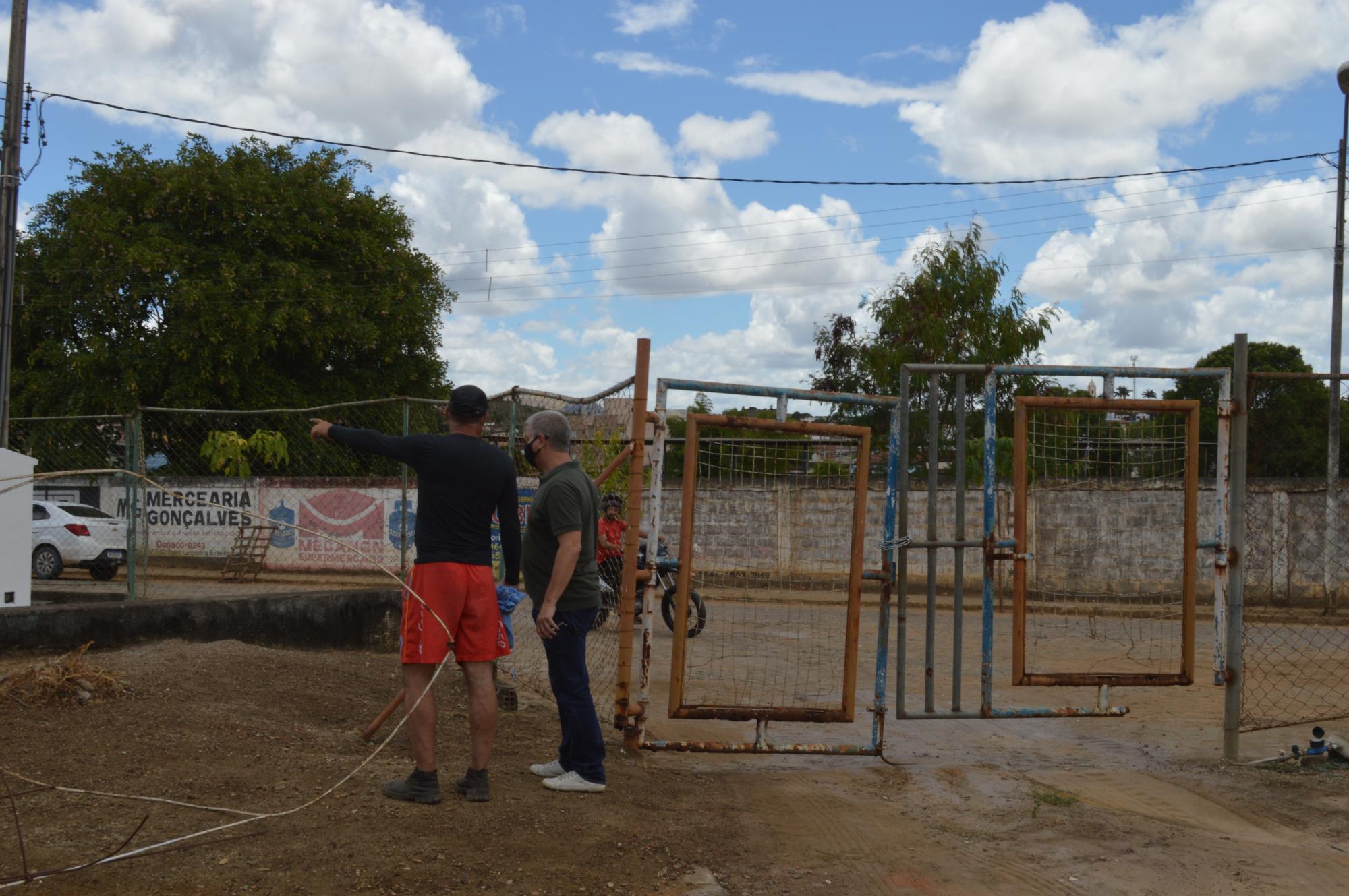 Prefeito visita obras de reforma e limpeza do Ginásio de Esportes de Itanhém 