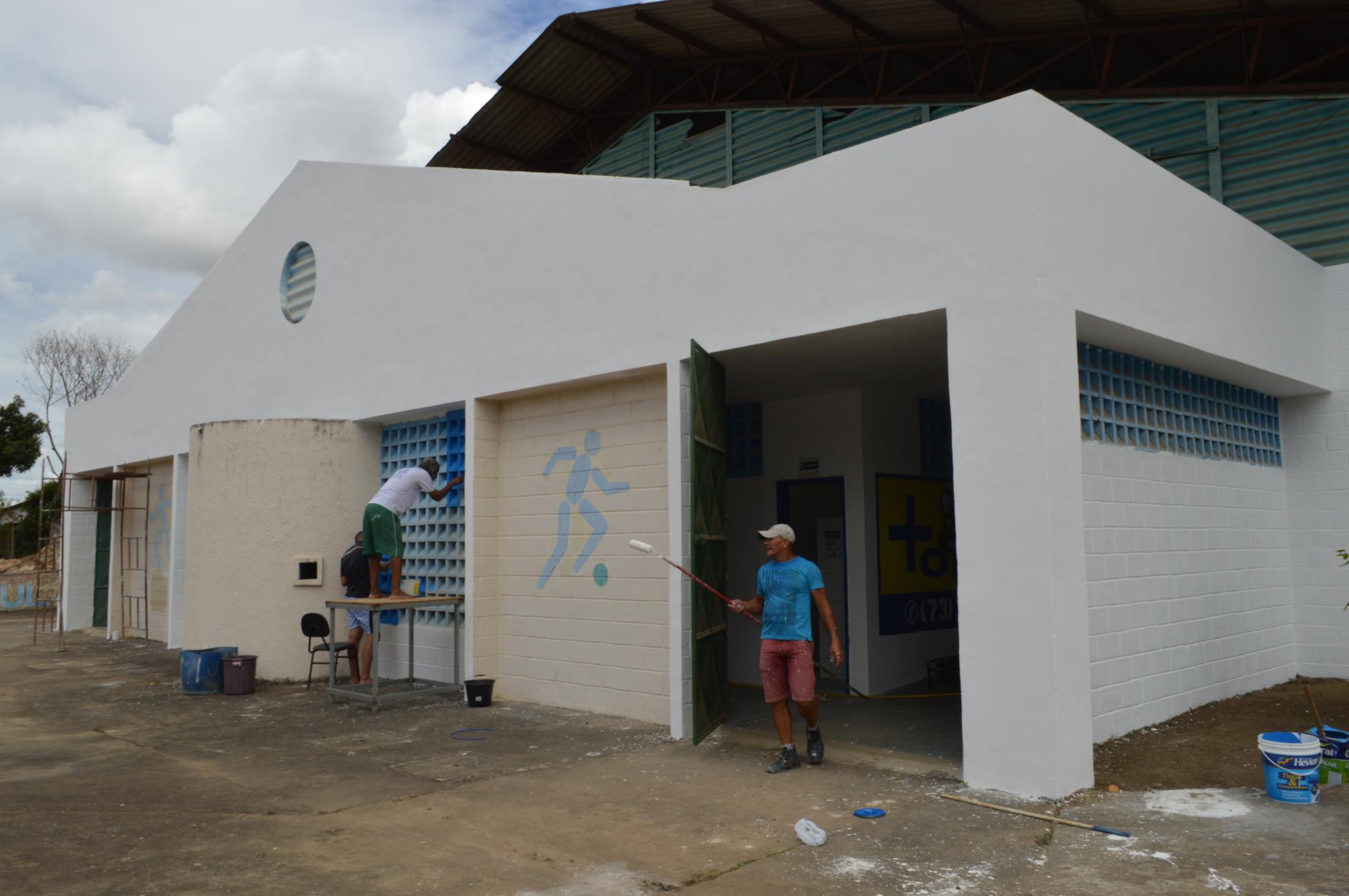 Prefeito visita obras de reforma e limpeza do Ginásio de Esportes de Itanhém 