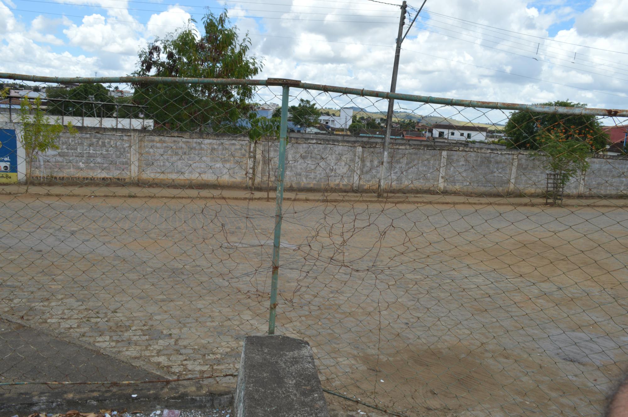 Prefeito visita obras de reforma e limpeza do Ginásio de Esportes de Itanhém 