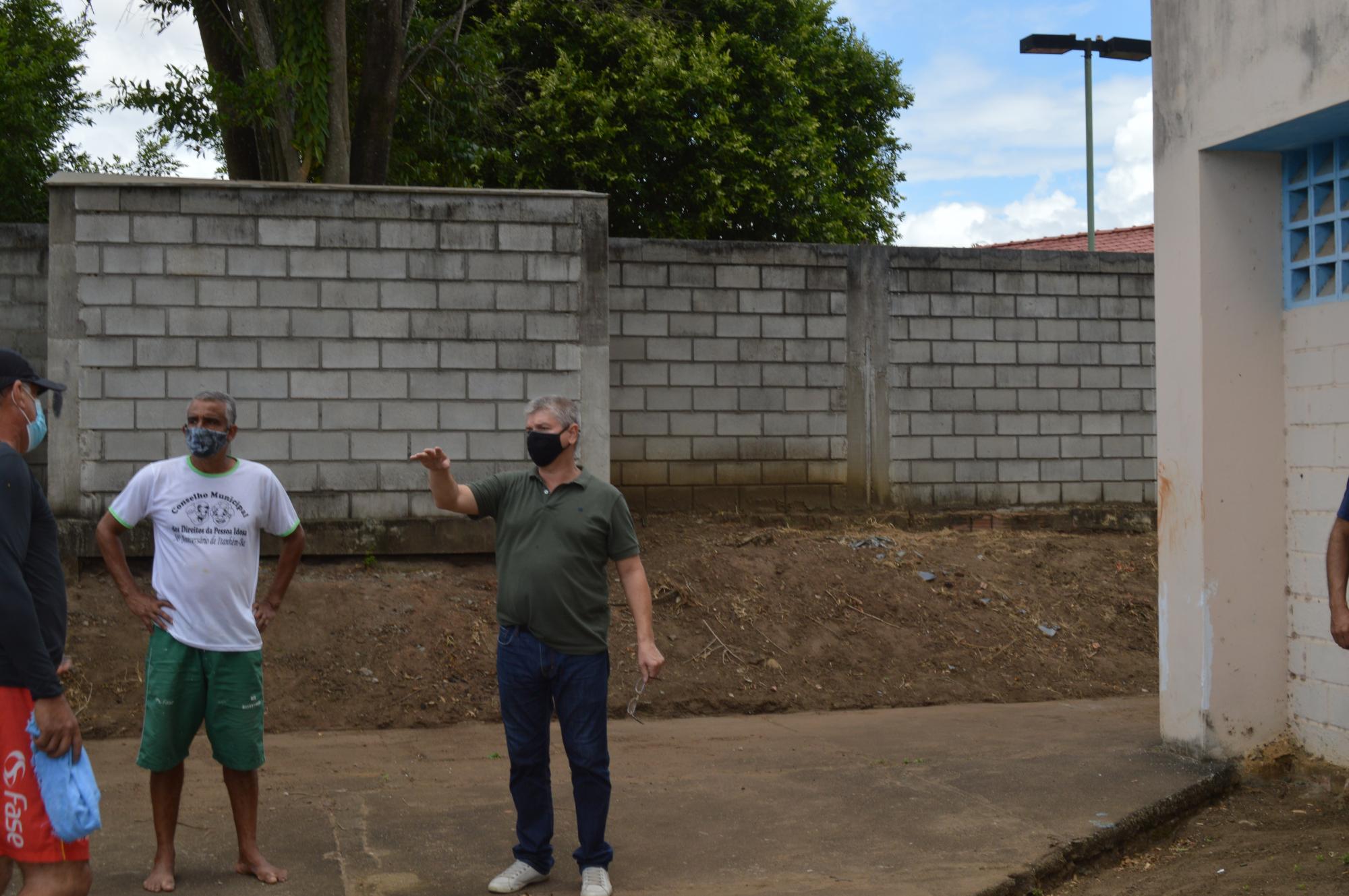 Prefeito visita obras de reforma e limpeza do Ginásio de Esportes de Itanhém 