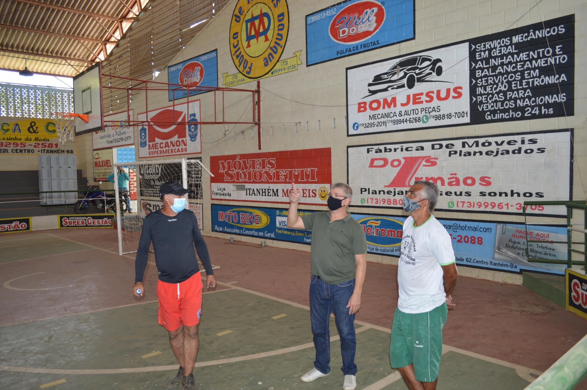 Prefeito visita obras de reforma e limpeza do Ginásio de Esportes de Itanhém 