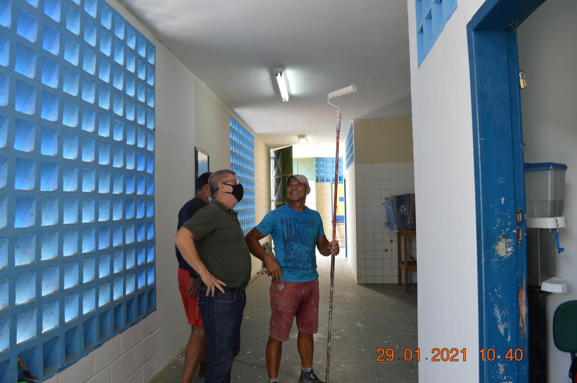 Prefeito visita obras de reforma e limpeza do Ginásio de Esportes de Itanhém 