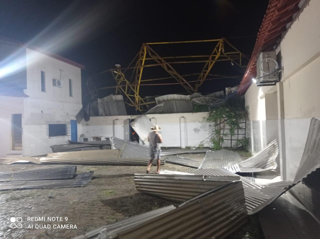 Vendaval arranca cobertura de quadra poliesportiva em Medeiros Neto