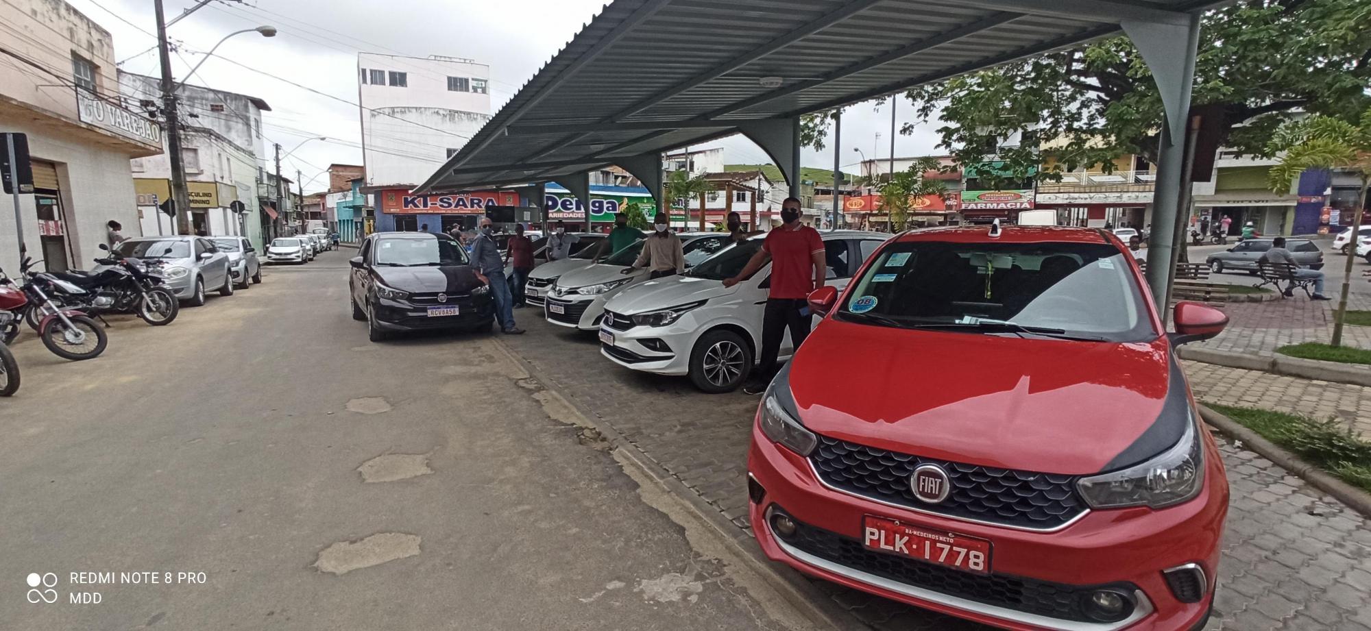 Fiat Ceolin promove café da manhã e patrocina adesivos de identificação para taxistas em Medeiros Neto