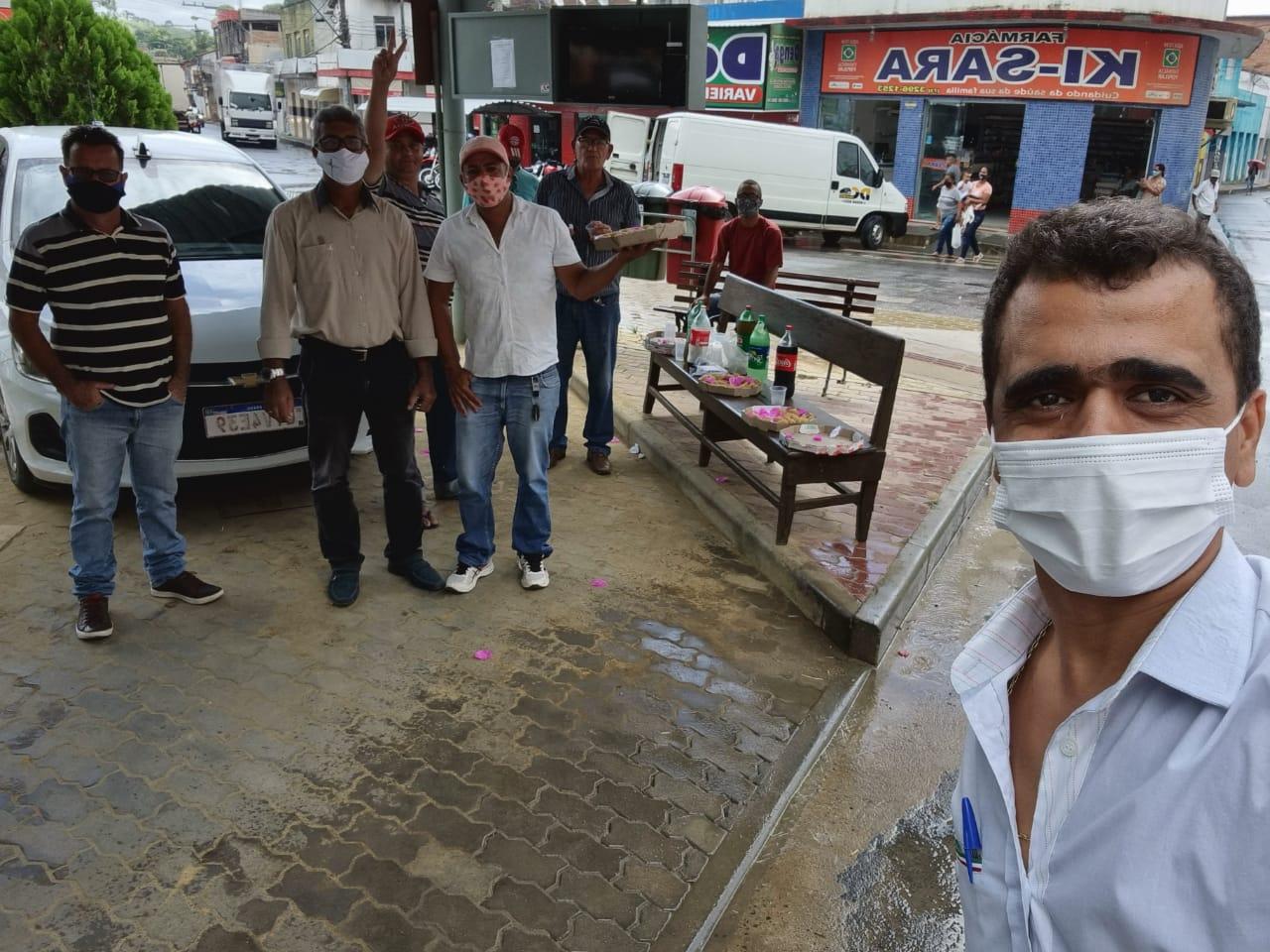 Fiat Ceolin promove café da manhã e patrocina adesivos de identificação para taxistas em Medeiros Neto