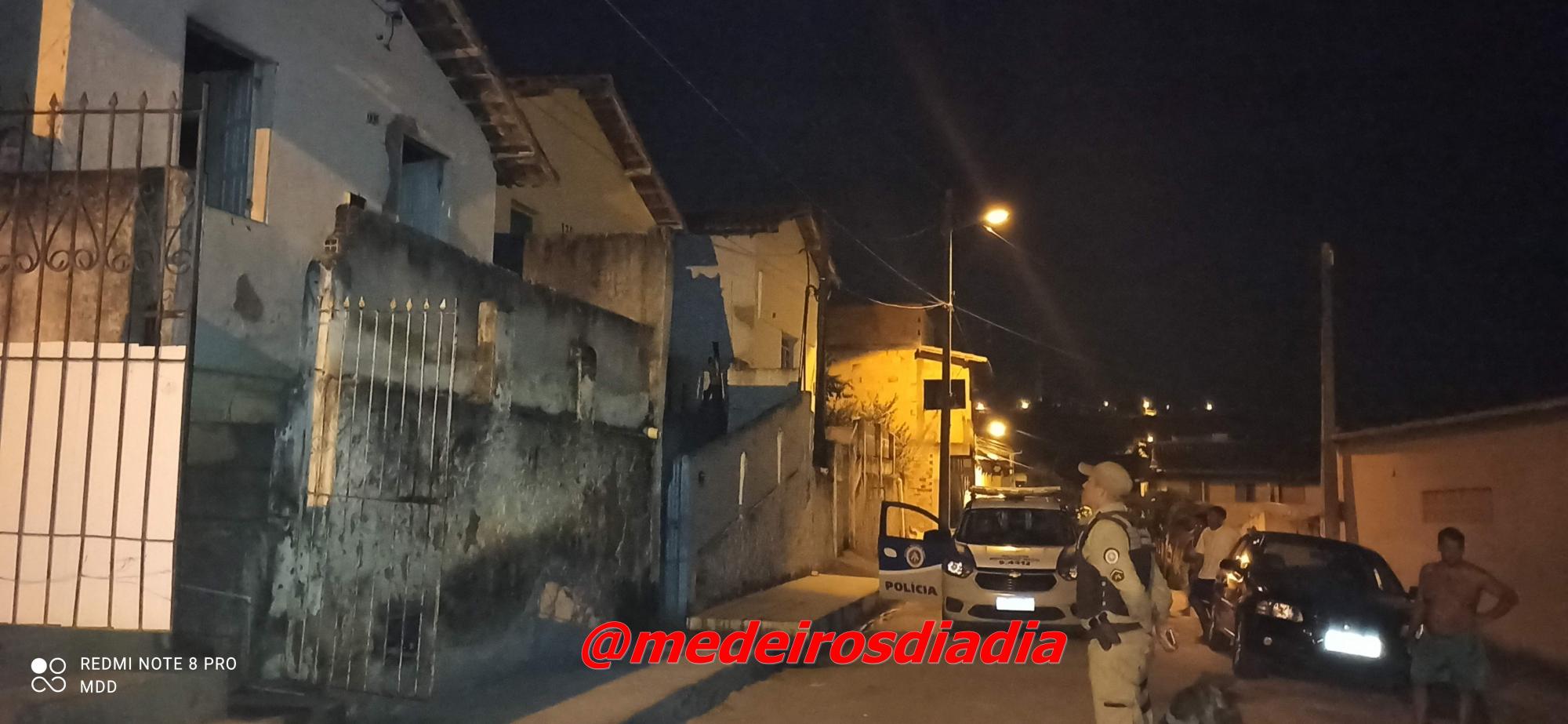 Medeiros Neto: casa pega fogo no bairro São Bernardo, vela acesa pode ter causado incêndio