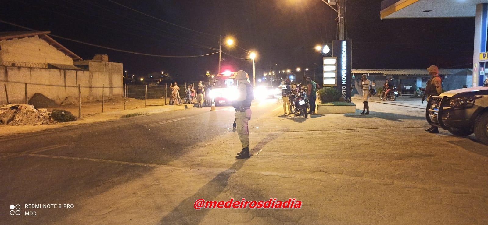 Acidente entre motos deixa três feridos em Medeiros Neto