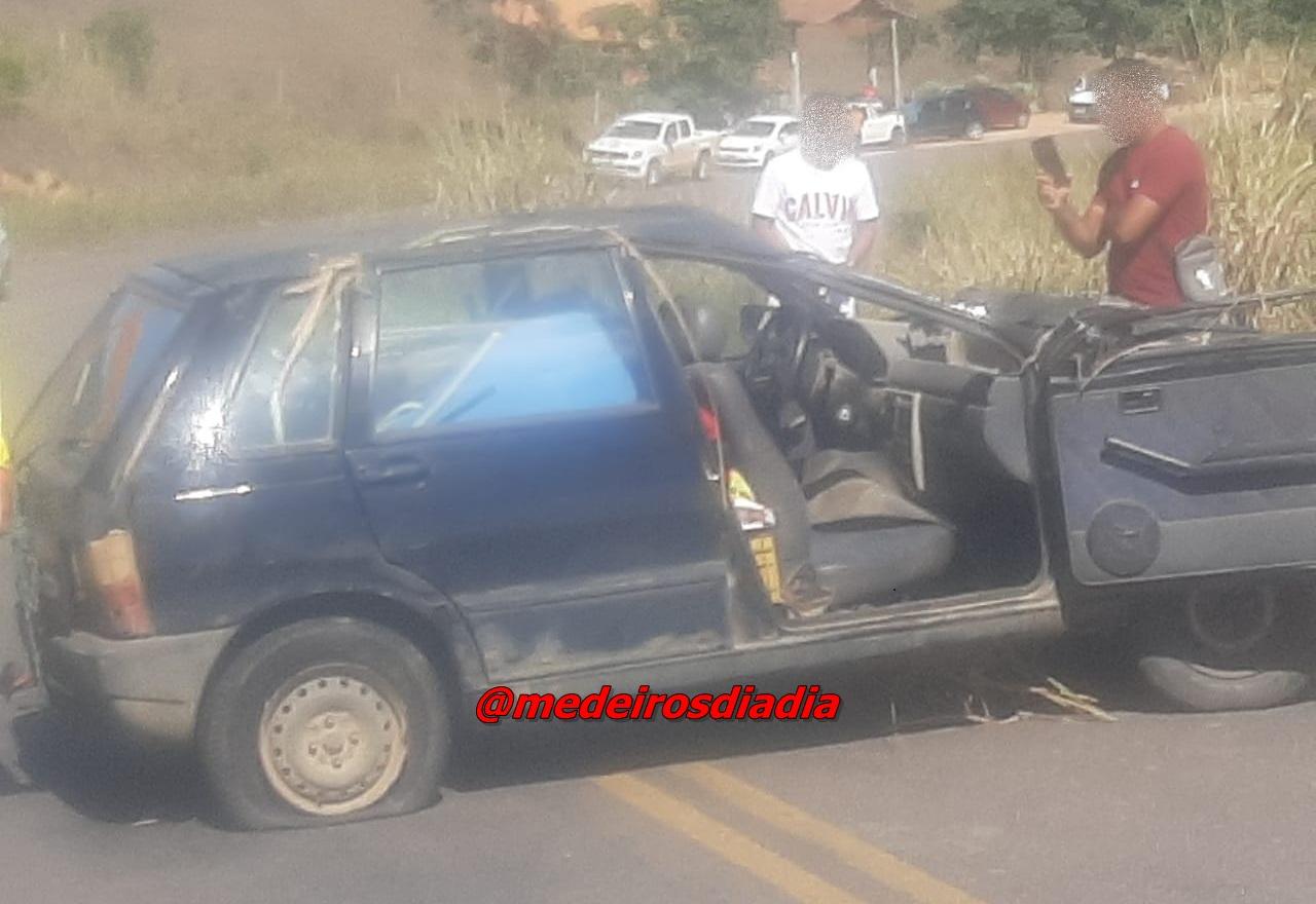 Carro com duas pessoas cai em ribanceira entre Medeiros e Vereda