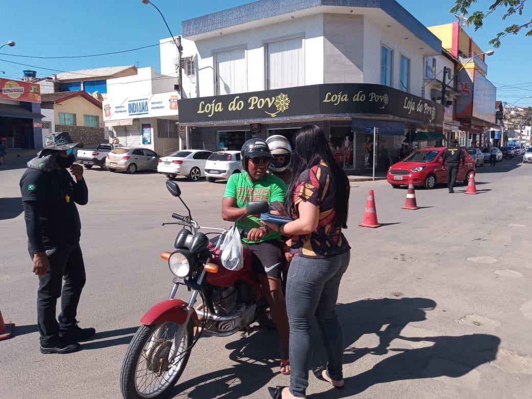 Detran-BA realiza blitz educativa em alusão ao Dia do Motorista, no centro de Medeiros Neto