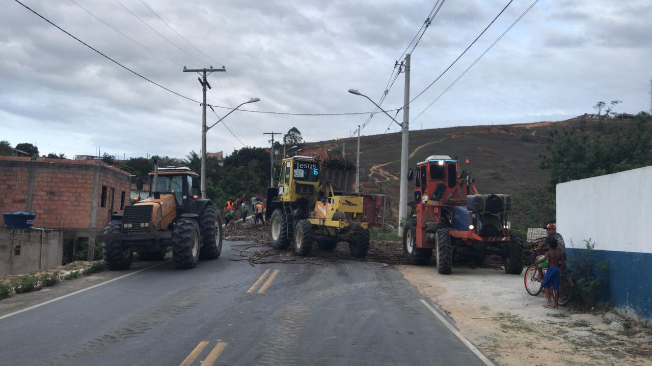 Carreta de cana dá “éle” e vagão tomba, interditando a BA-290, em Medeiros Neto