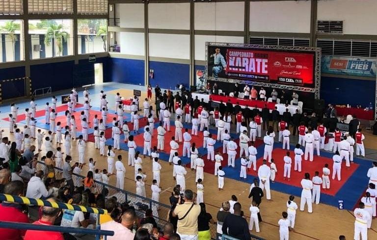 Atletas de Lajedão trazem 11 medalhas de disputa estadual de karatê em Feira de Santana