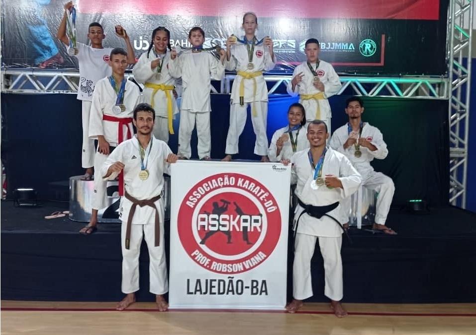 Atletas de Lajedão trazem 11 medalhas de disputa estadual de karatê em Feira de Santana