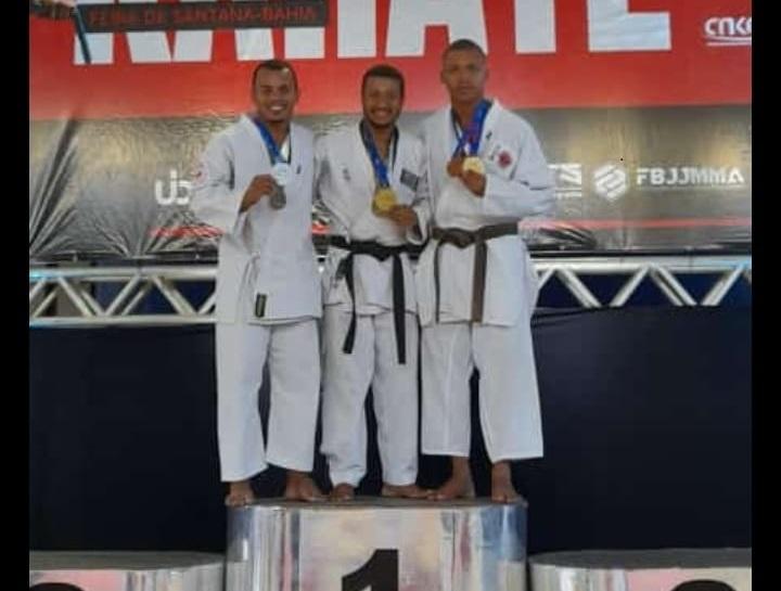 Atletas de Lajedão trazem 11 medalhas de disputa estadual de karatê em Feira de Santana