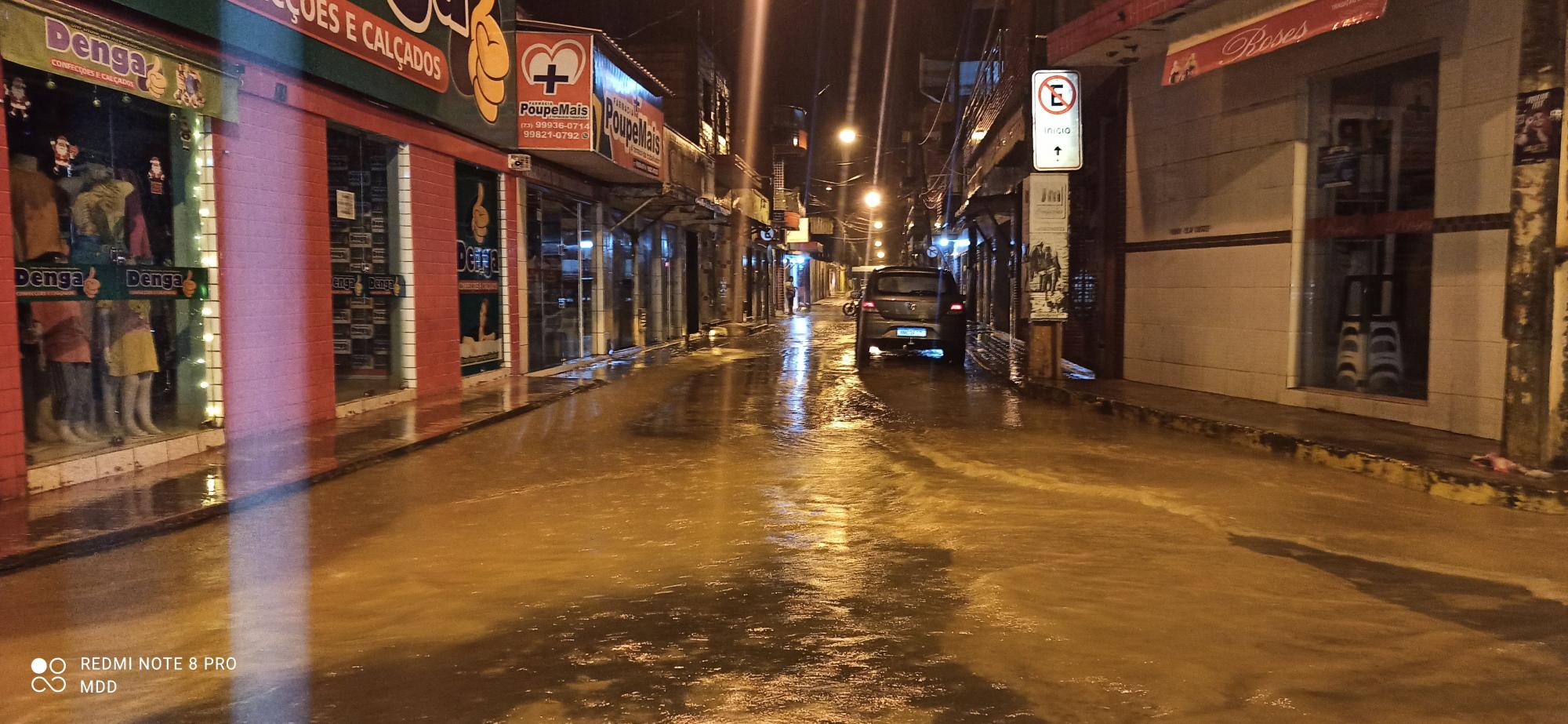 Chuvas torrenciais causam alagamentos e muitos transtornos em Medeiros Neto