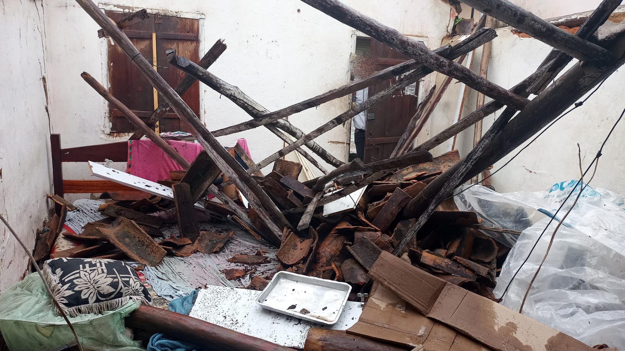 Duas casas desabam no bairro São Bernardo em decorrência das fortes chuvas em Medeiros Neto