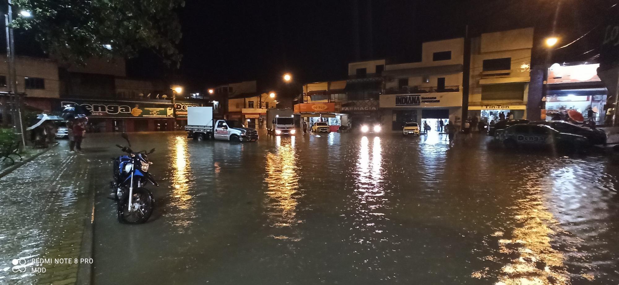 Medeiros Neto encara uma das maiores cheias dos rios que cortam a cidade; centro comercial está inundado