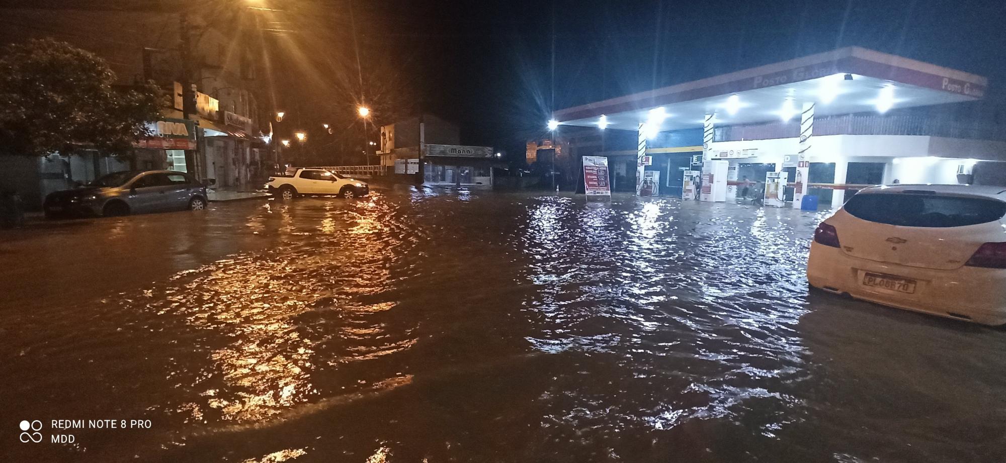 Medeiros Neto encara uma das maiores cheias dos rios que cortam a cidade; centro comercial está inundado