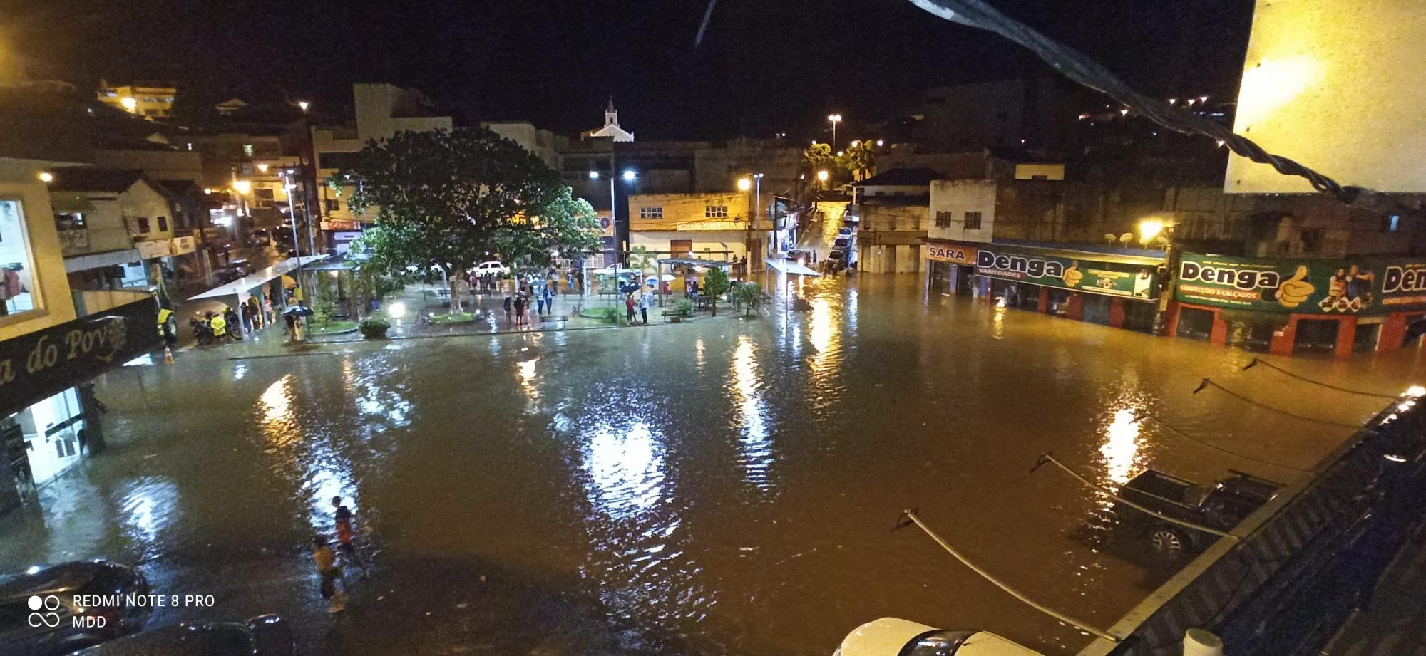 Medeiros Neto encara uma das maiores cheias dos rios que cortam a cidade; centro comercial está inundado