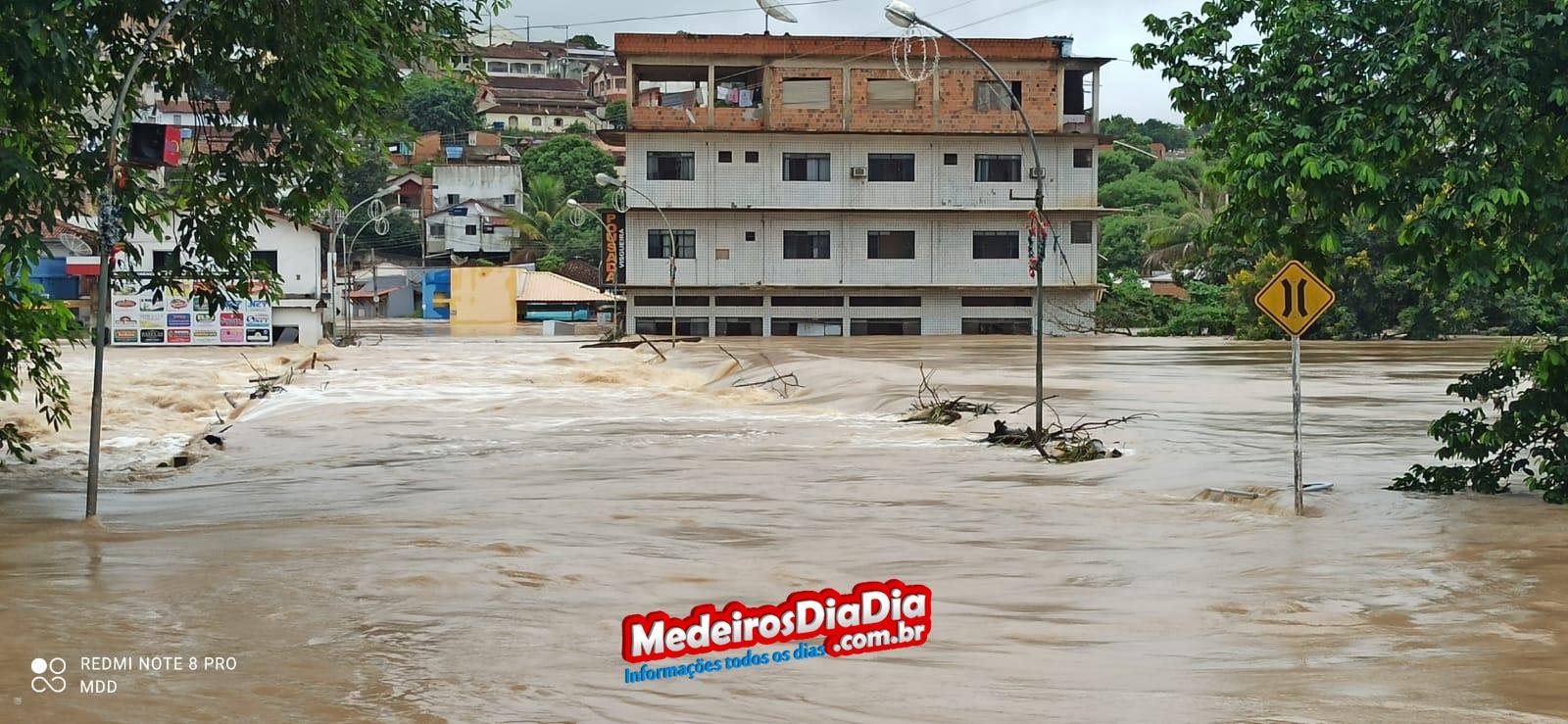 Enchente em Medeiros Neto já é considera a segunda maior da história da cidade; veja fotos e vídeos   