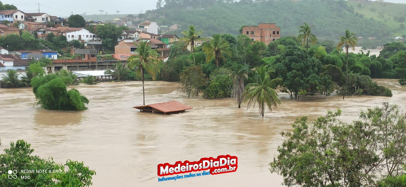 Enchente em Medeiros Neto já é considera a segunda maior da história da cidade; veja fotos e vídeos   
