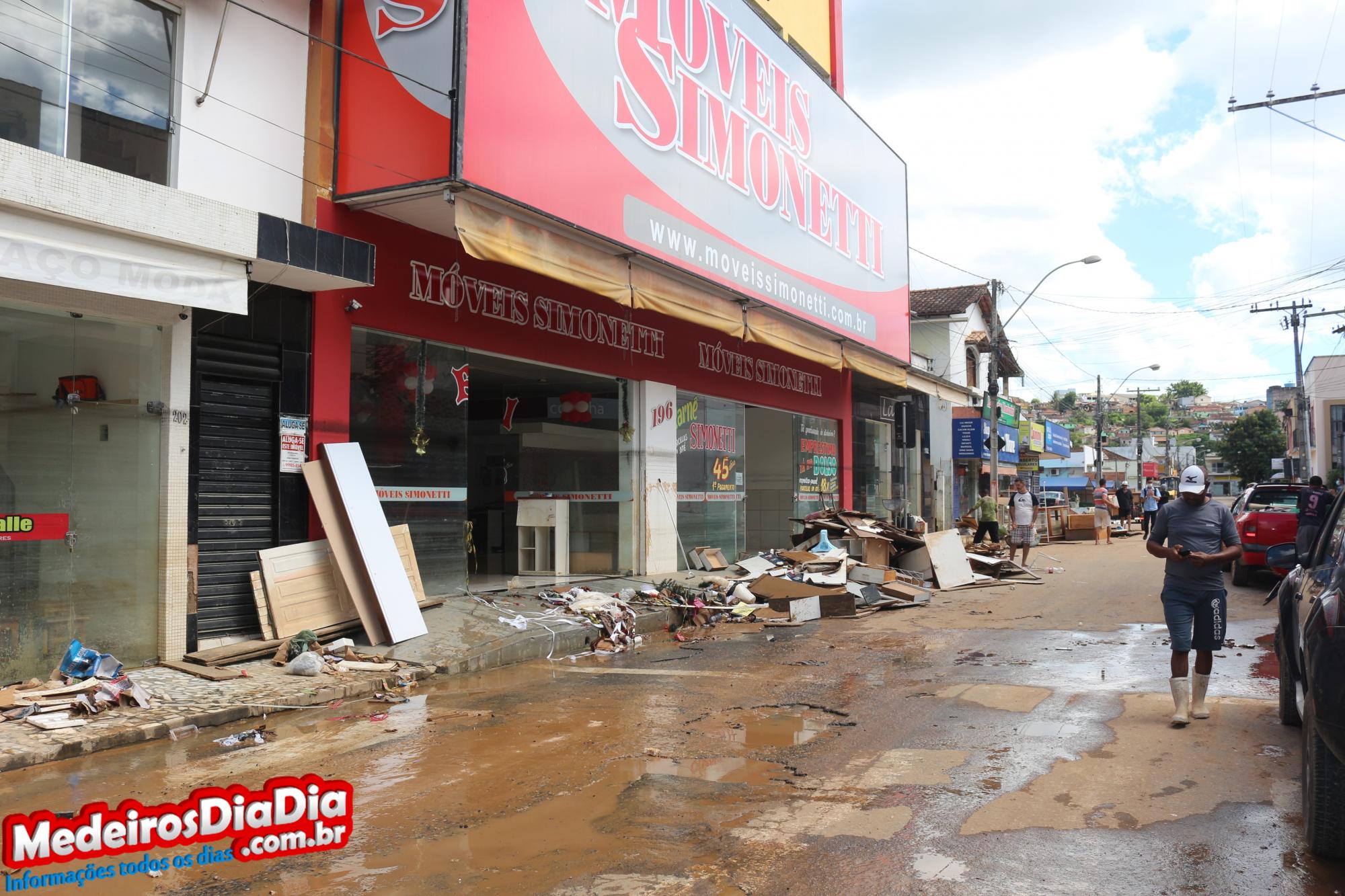 Comerciantes contabilizam prejuízos na casa dos milhões de reais após enchente no centro de Medeiros Neto