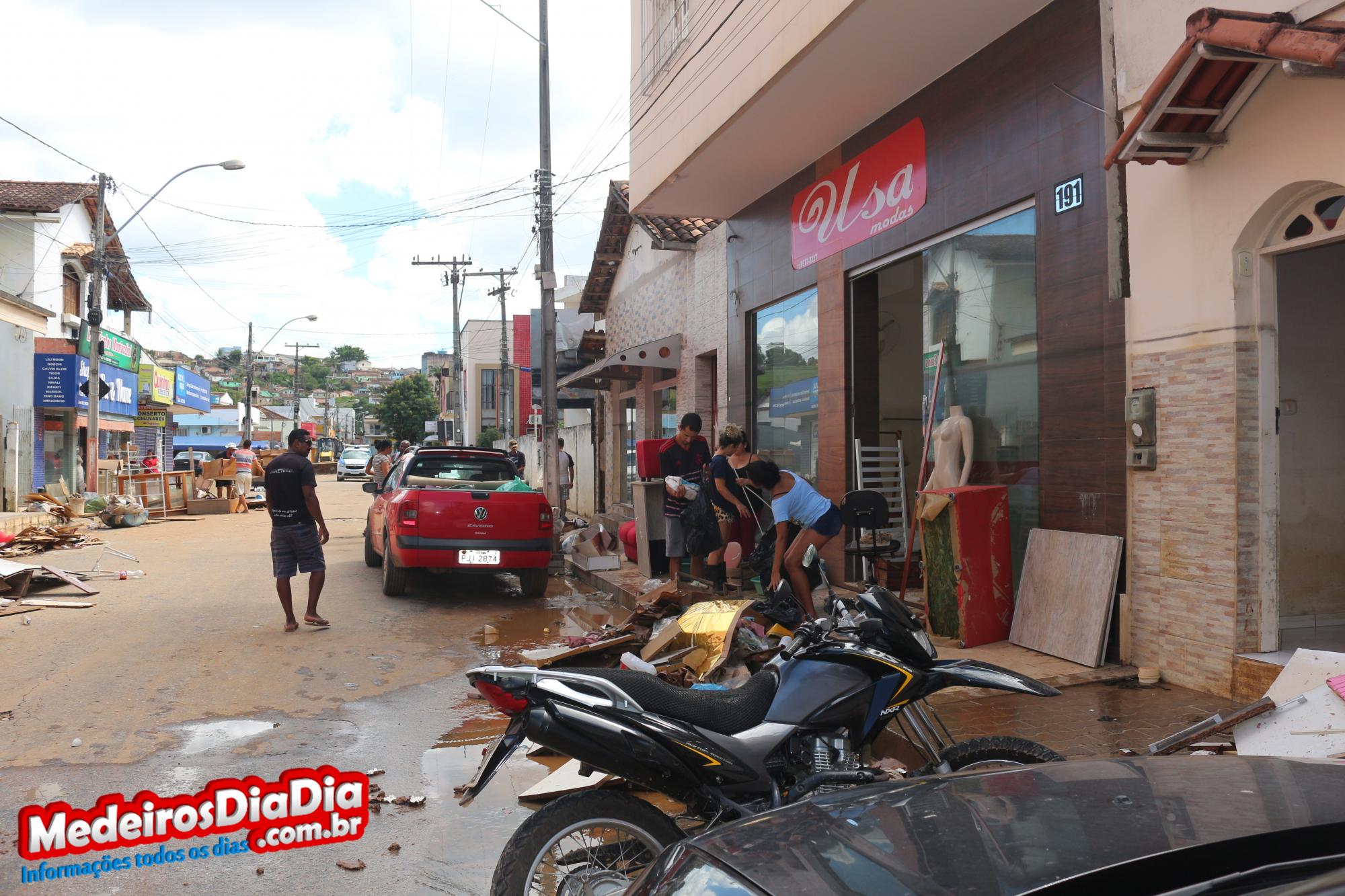 Comerciantes contabilizam prejuízos na casa dos milhões de reais após enchente no centro de Medeiros Neto