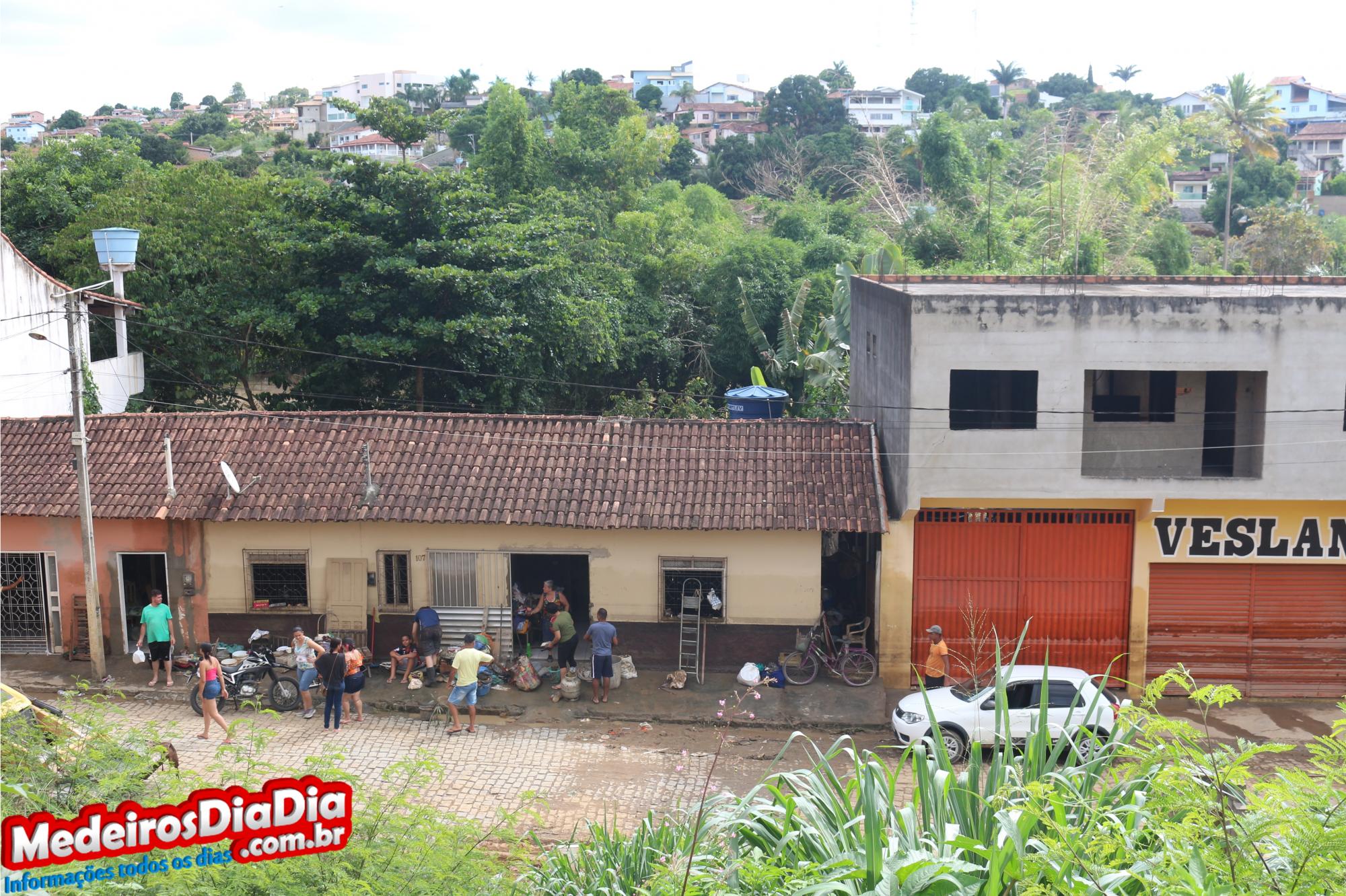 Comerciantes contabilizam prejuízos na casa dos milhões de reais após enchente no centro de Medeiros Neto