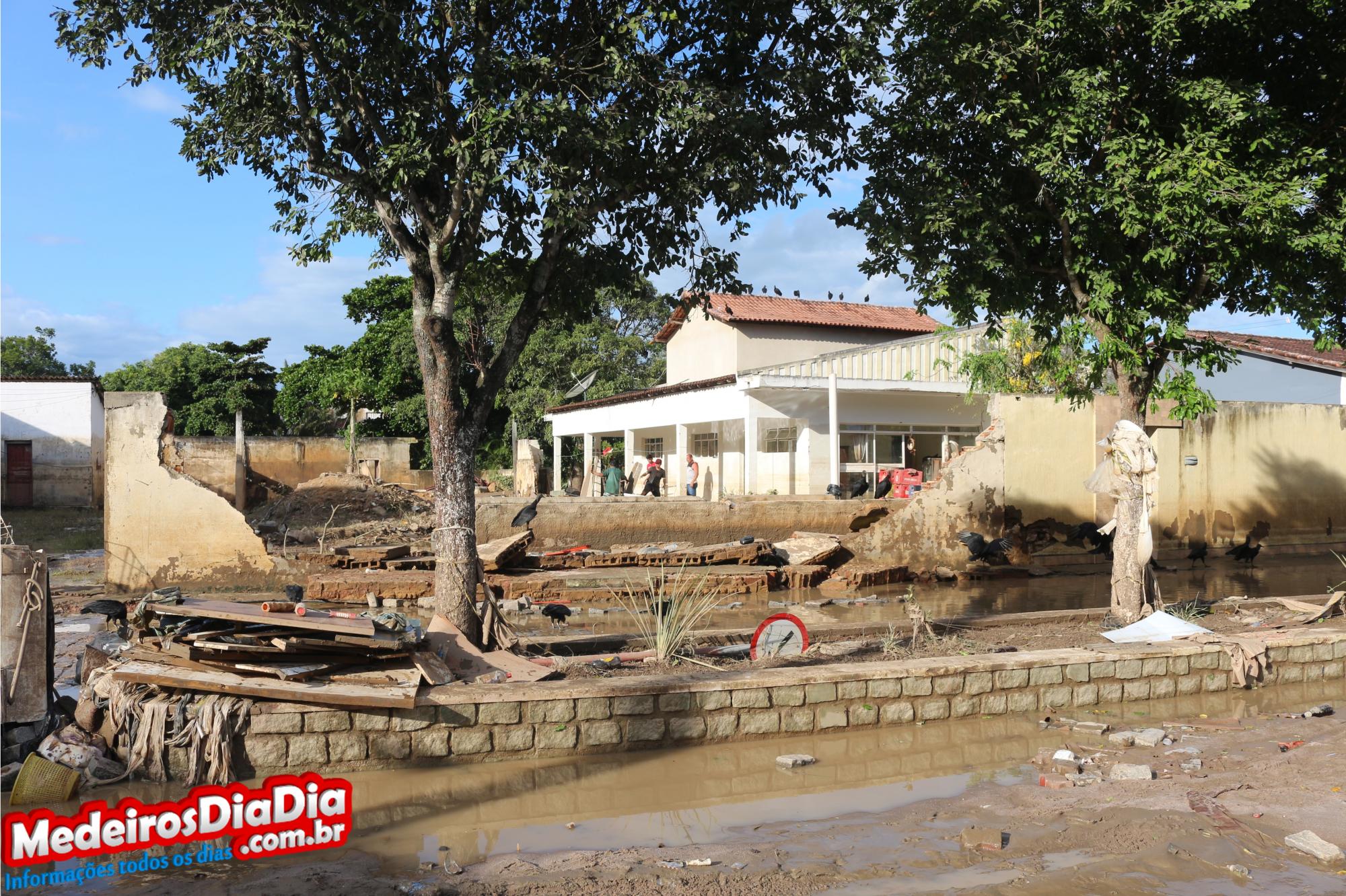Comerciantes contabilizam prejuízos na casa dos milhões de reais após enchente no centro de Medeiros Neto