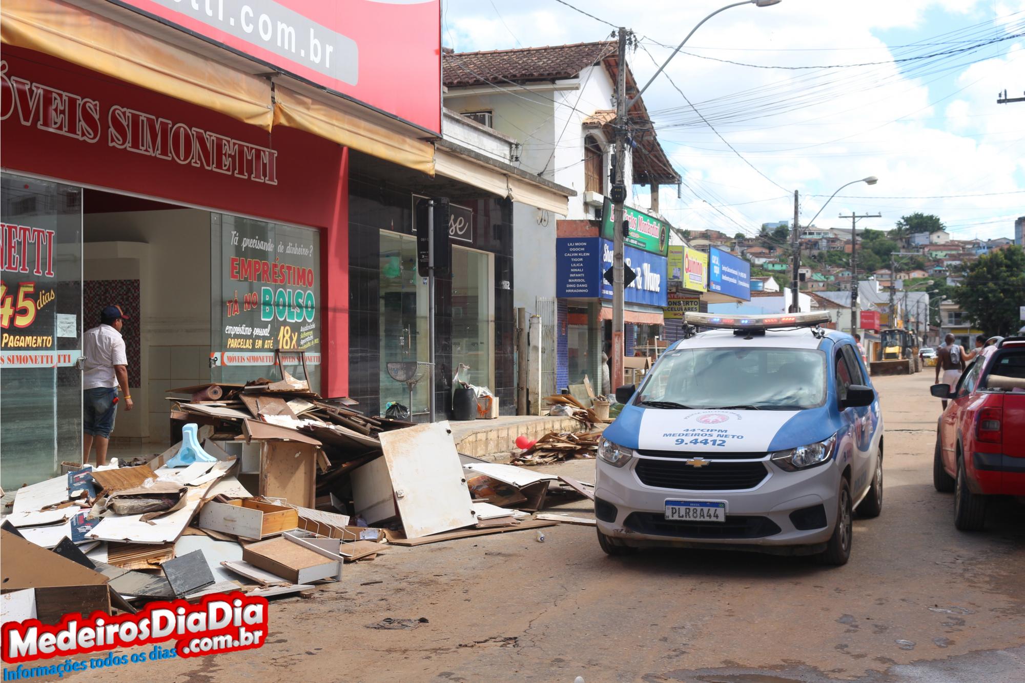 Comerciantes contabilizam prejuízos na casa dos milhões de reais após enchente no centro de Medeiros Neto