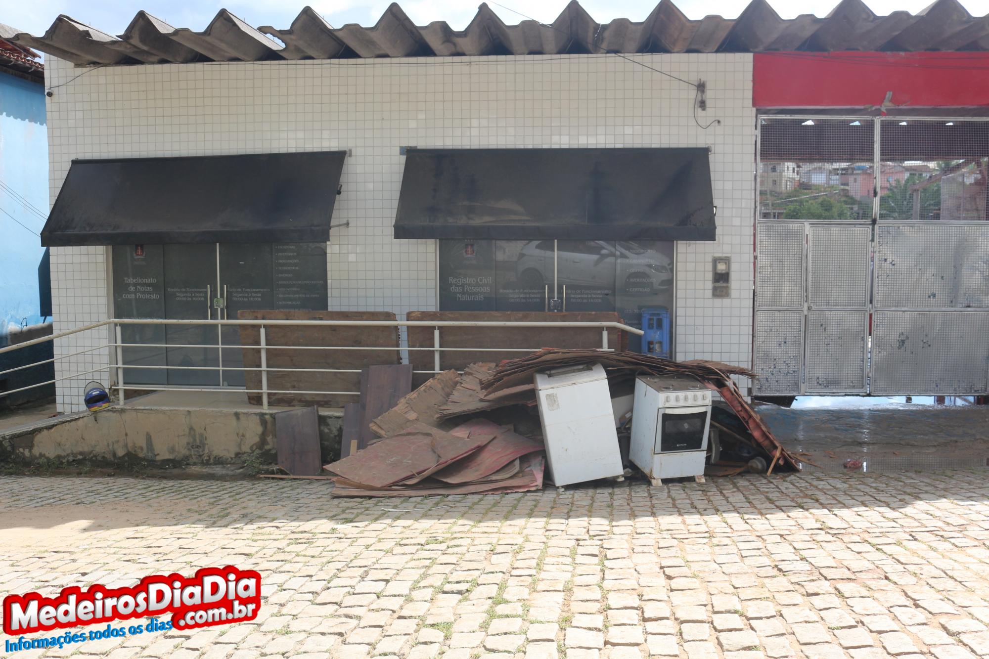 Comerciantes contabilizam prejuízos na casa dos milhões de reais após enchente no centro de Medeiros Neto
