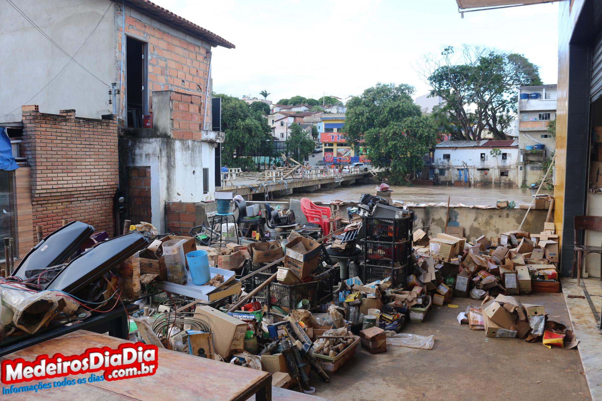 Comerciantes contabilizam prejuízos na casa dos milhões de reais após enchente no centro de Medeiros Neto