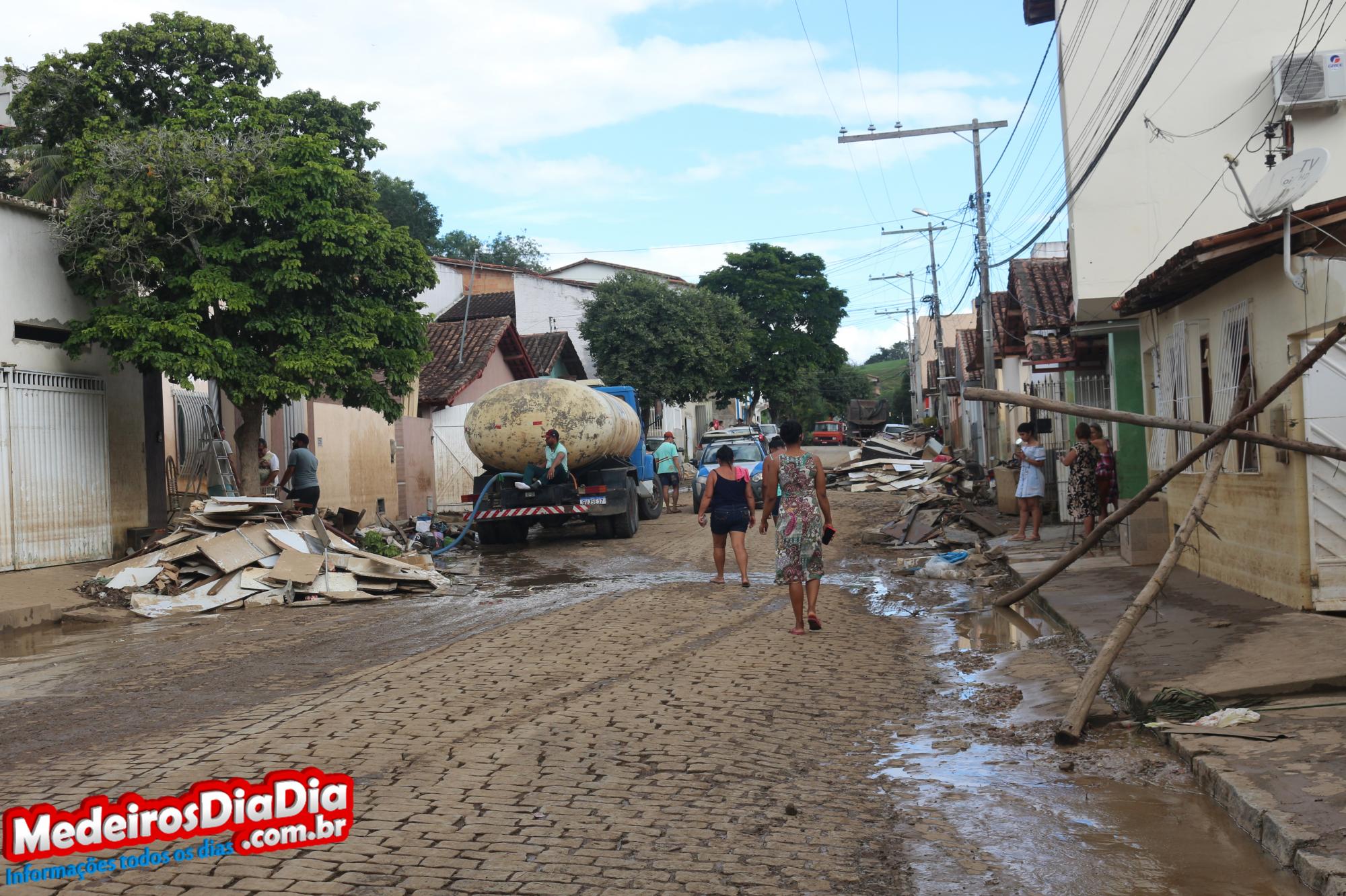 Comerciantes contabilizam prejuízos na casa dos milhões de reais após enchente no centro de Medeiros Neto
