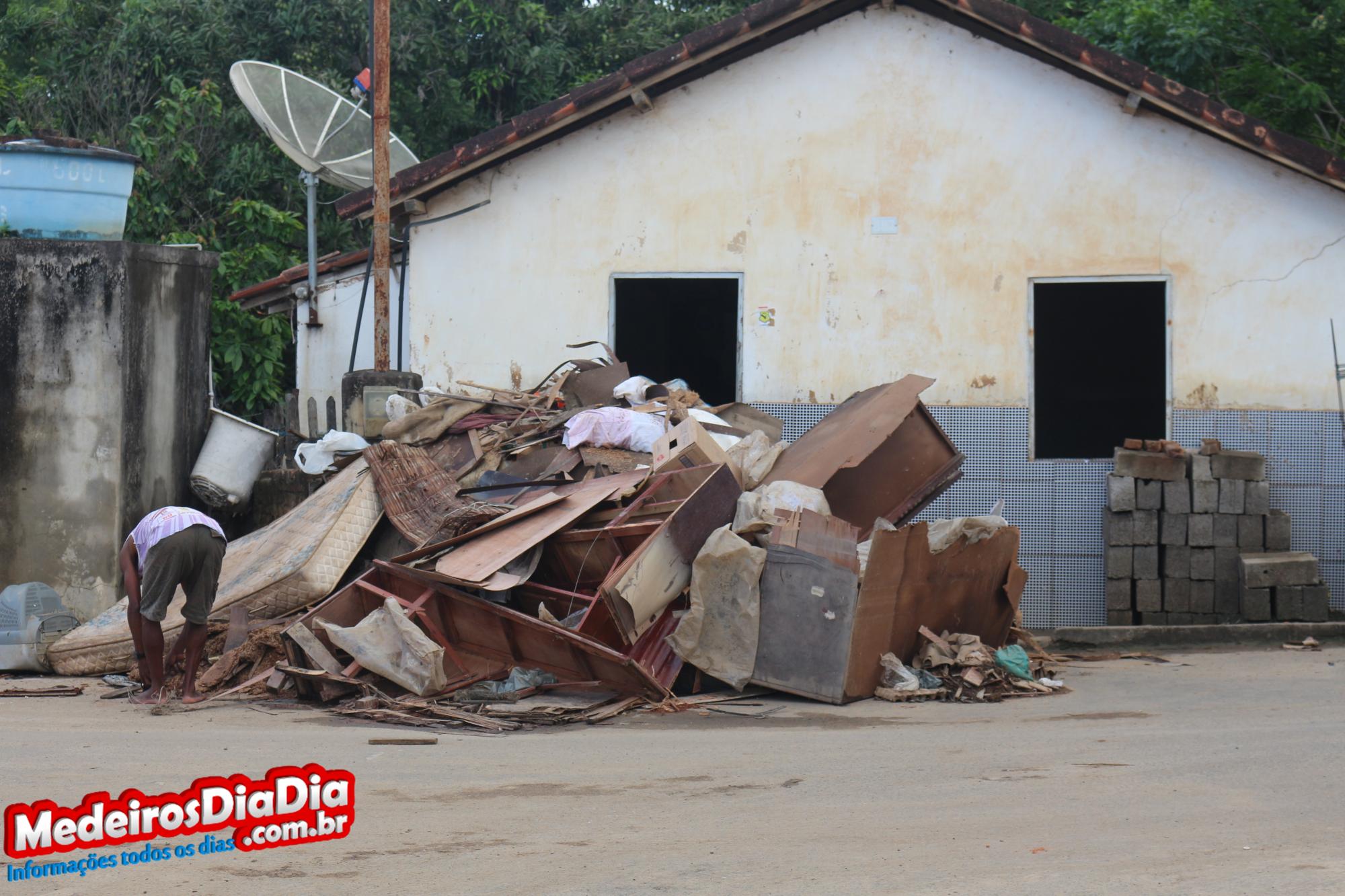 Comerciantes contabilizam prejuízos na casa dos milhões de reais após enchente no centro de Medeiros Neto