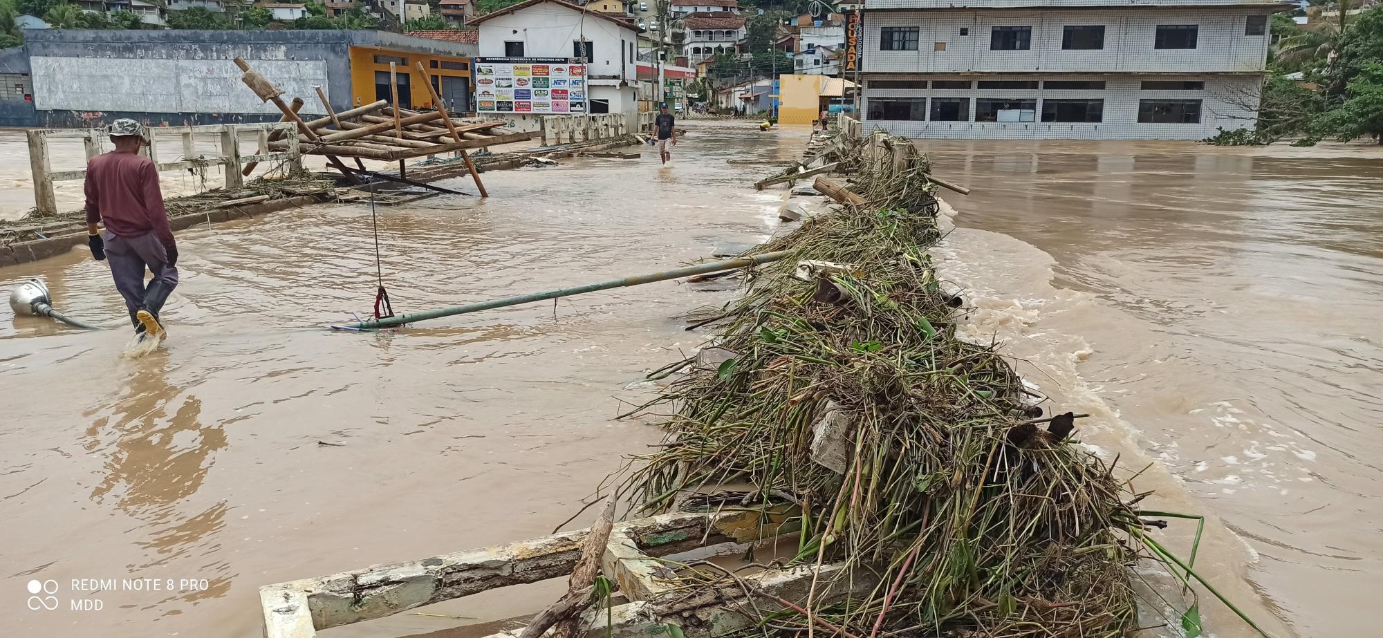 Enchente histórica em Medeiros Neto completa um semana