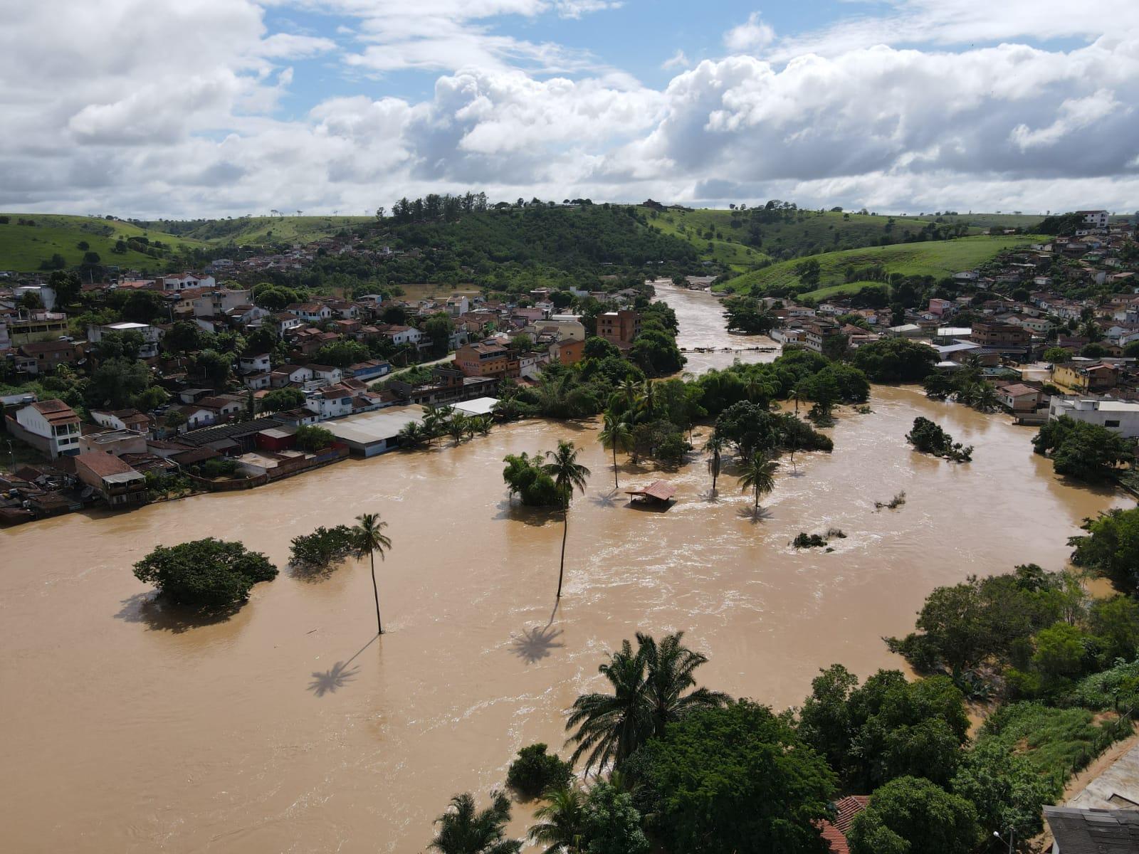 Enchente histórica em Medeiros Neto completa um semana