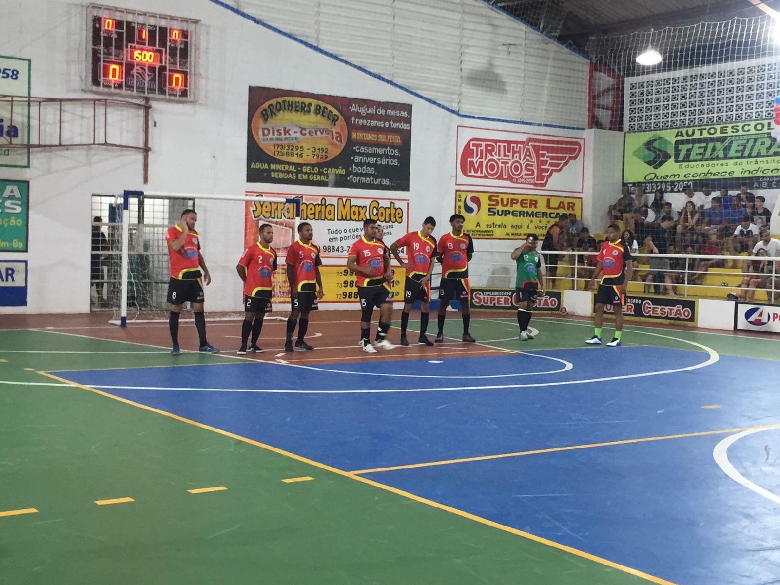 Emoção, muitos gols e arquibancadas lotadas marcam a reinauguração do Ginásio de Esportes em Itanhém