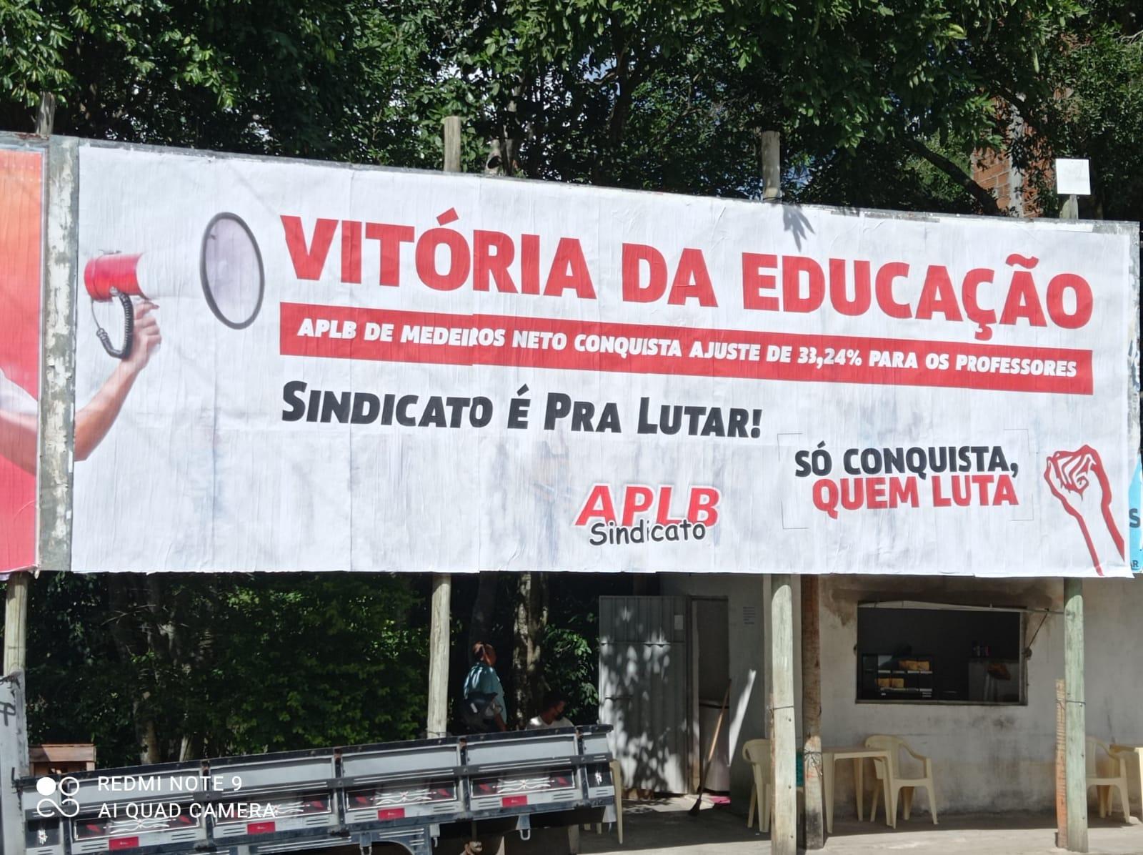 Com outdoors, APLB de Medeiros Neto comemora conquista do reajuste salarial os professores